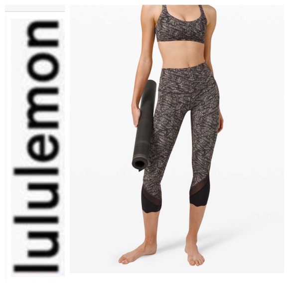LULULEMON WUNDER UNDER HIGH RISE 23” SCALLOP HEM CROPS 23” ORIGAMI LACE BLACK. - Picture 5 of 16
